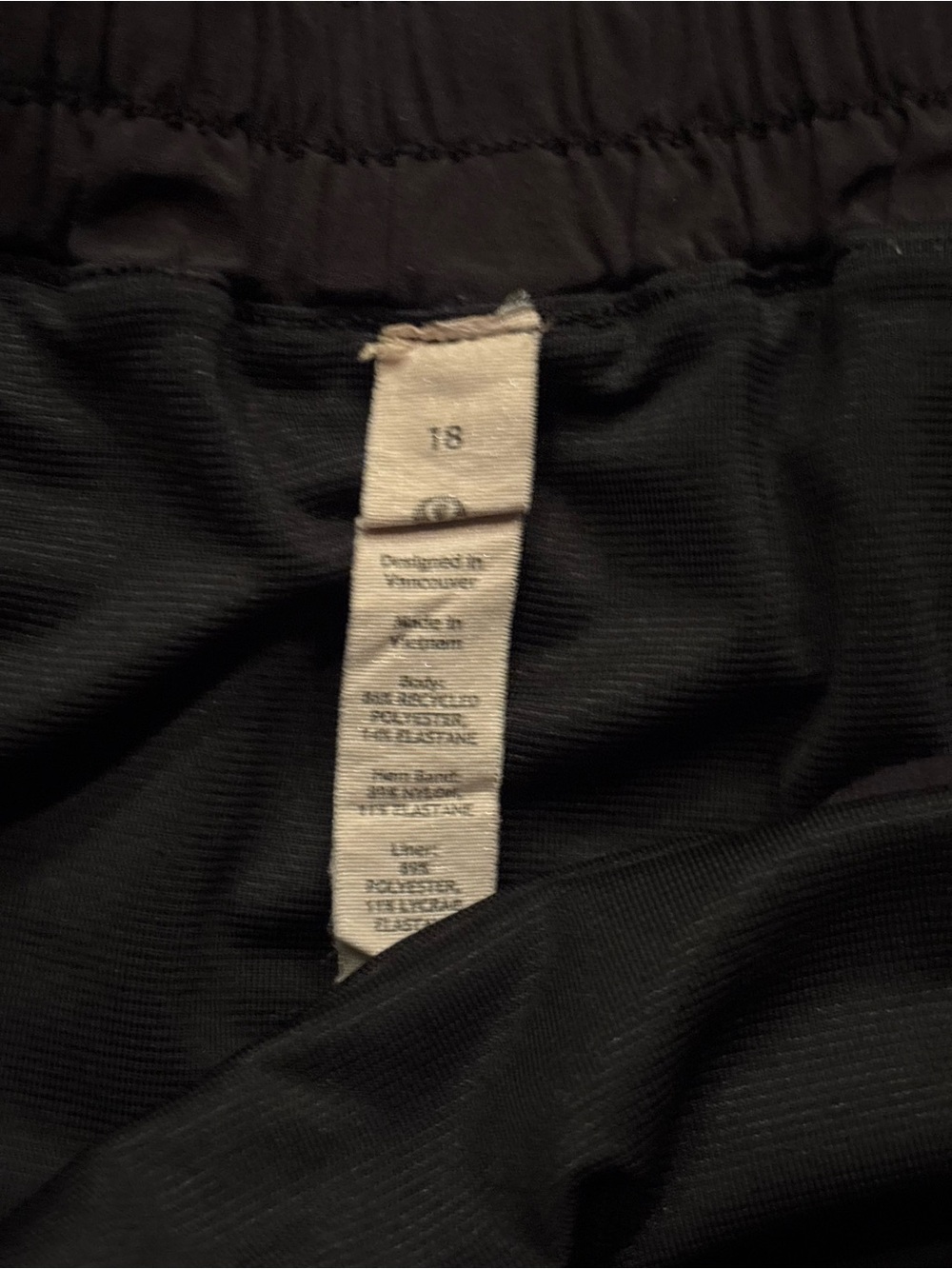 lululemon athletica Hotty Hot High Rise Lined 2.5” Shorts - Size 18 - Picture 3 of 3